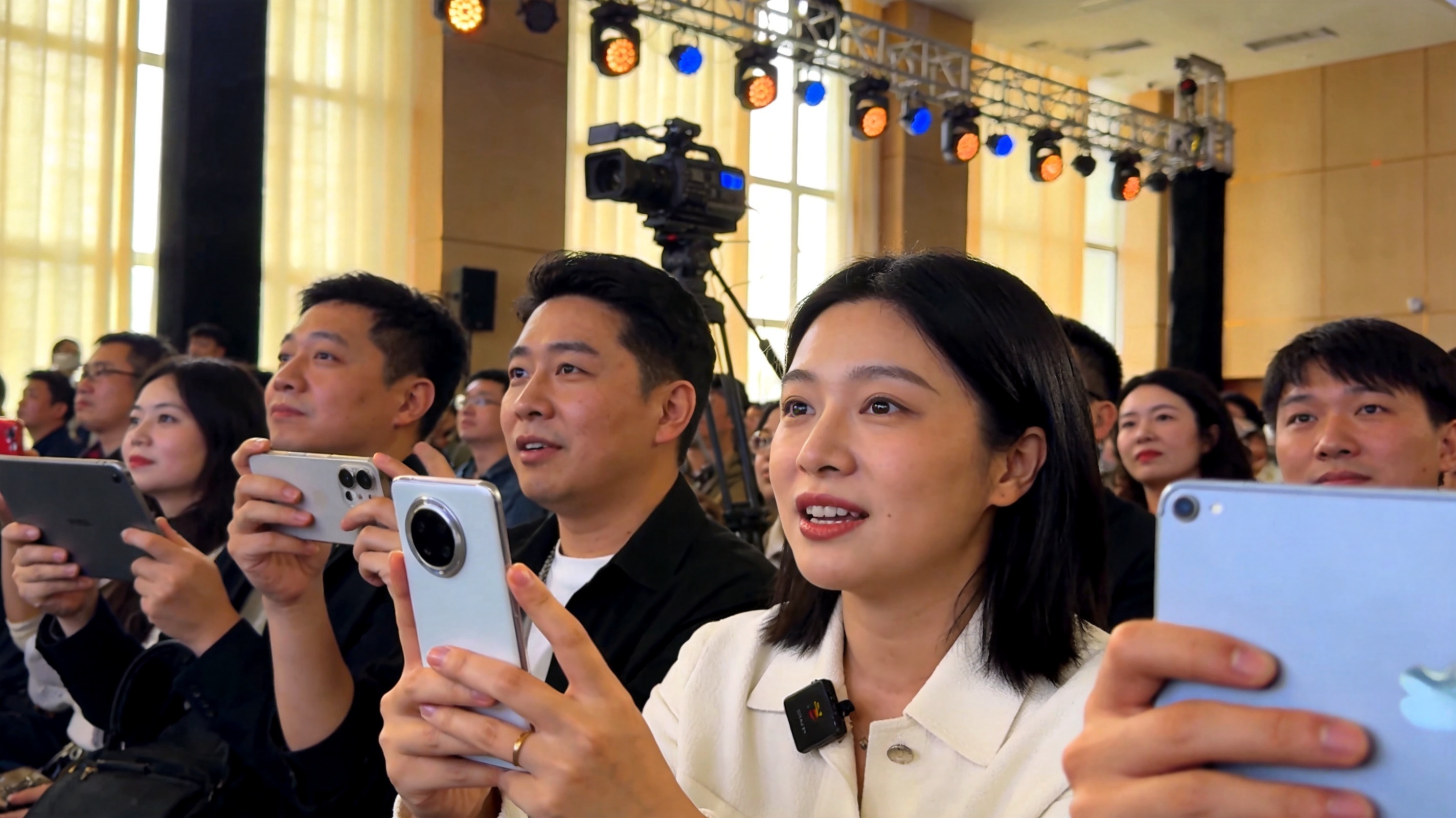 今年会直播画面展示比分弹窗、控球率图表和实时赛况
